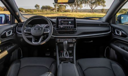 imagen del interior de la jeep compass