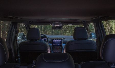 imagen que muestra el interior de la jeep grand cherokee