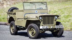 imagen de jeep antiguo que se encuentra debajo del parrafo al medio